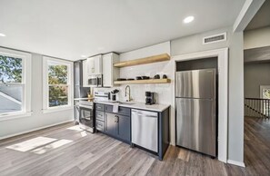 Refrigerador, microondas, horno y parrilla de estufa 