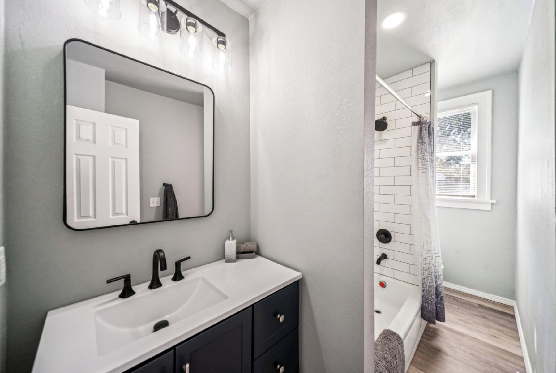 Ducha, toallas, jabón, shampoo