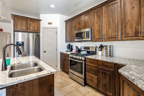 Zion Escape Cozy 3BD Home w/Heated Pool