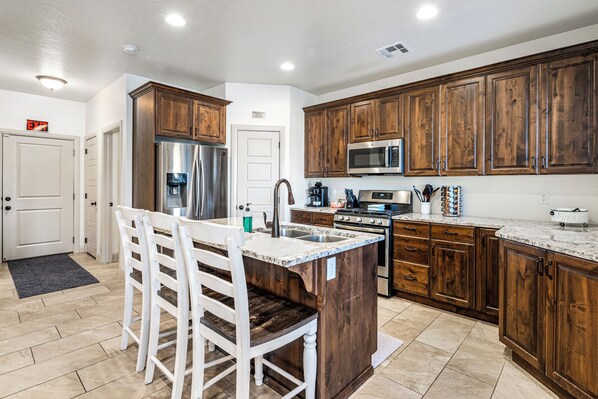 Private kitchen - Zion Escape Cozy 3BD Home w/Heated Pool (Washington)