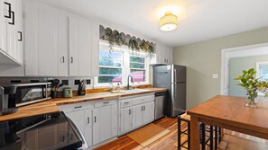 ثلاجة، ميكروويف، فرن، موقد طهي مسطح