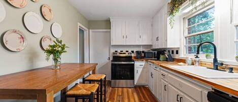 Køleskab, mikrobølgeovn, ovn, kogeplade