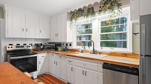 ثلاجة، ميكروويف، فرن، موقد طهي مسطح