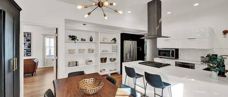 Køleskab, mikrobølgeovn, ovn, kogeplade