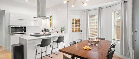 Réfrigérateur, four à micro-ondes, un four, surface de cuisson