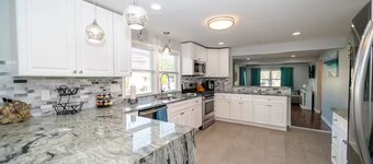 Fabulous Apt w/ full amenities, blocks to beach!