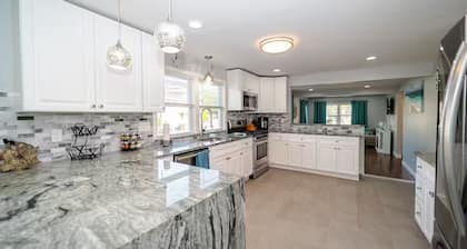 Fabulous Apt w/ full amenities, blocks to beach!