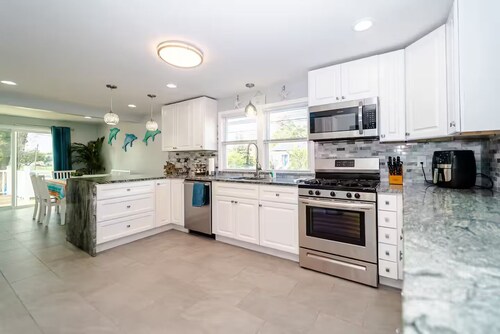 Fabulous Apt w/ full amenities, blocks to beach!