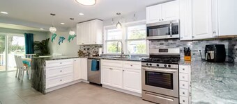 Fabulous Apt w/ full amenities, blocks to beach!