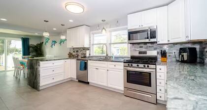 Fabulous Apt w/ full amenities, blocks to beach!