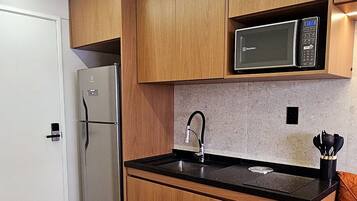 Studio | Private kitchen | Full-sized fridge, microwave, stovetop, cookware/dishes/utensils