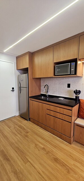 Studio | Bếp riêng | Tủ lạnh, lò vi sóng, bếp nấu, dụng cụ nấu nướng/bát dĩa/dao nĩa 