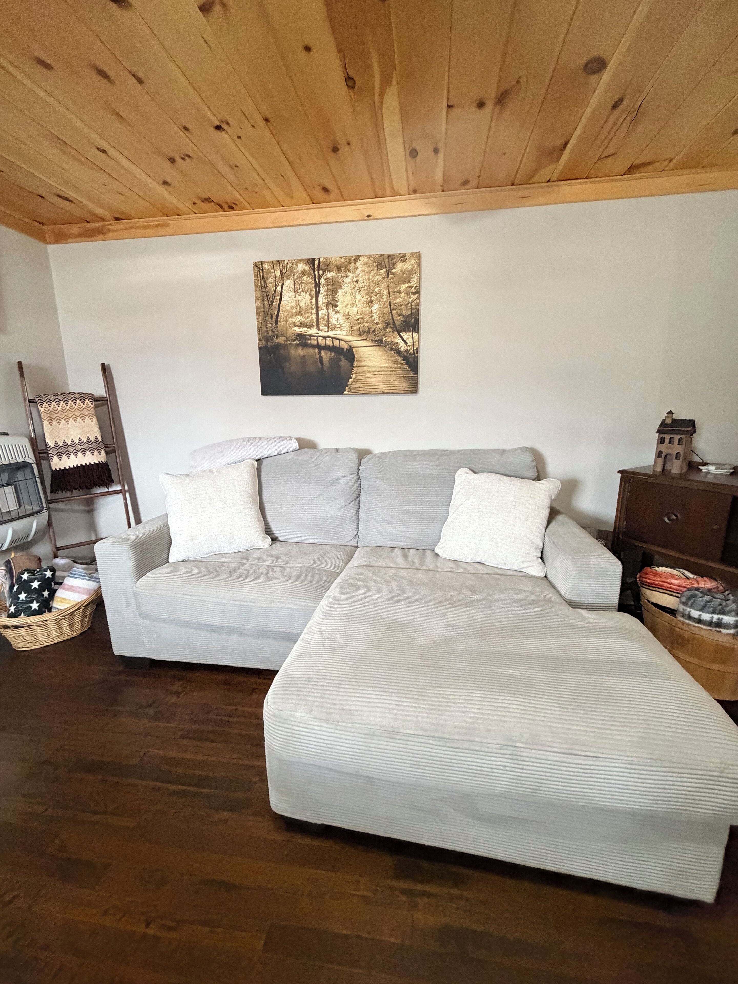 Een smart-tv en boeken