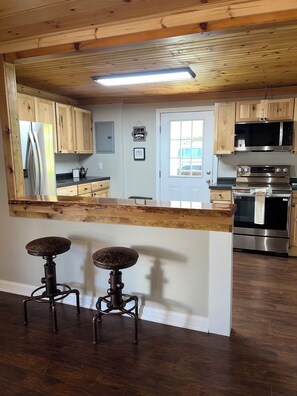 ثلاجة، ميكروويف، فرن، موقد طهي مسطح