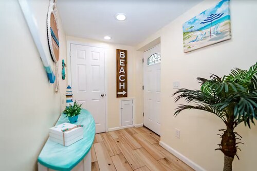 Beach getaway for 4, 2 blocks to beach. Come enjoy