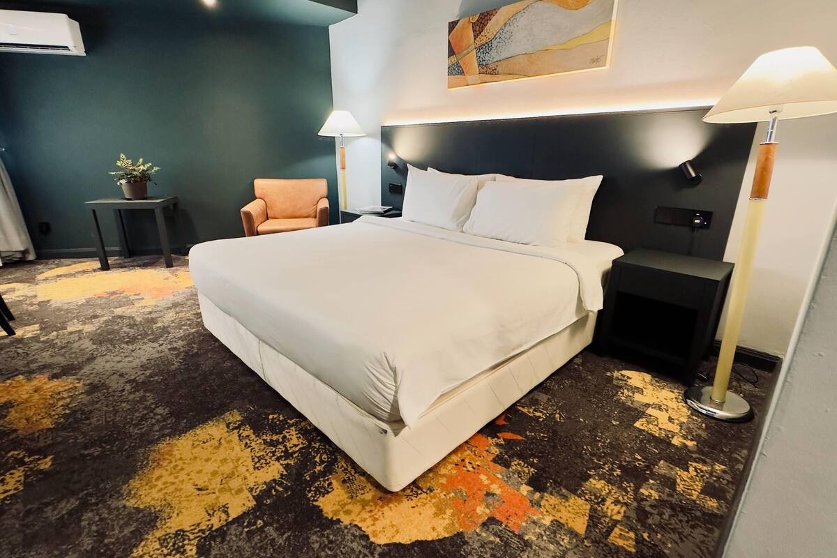 Deluxe Room, 1 Queen Bed | Premium bedding, in-room safe, desk, blackout drapes