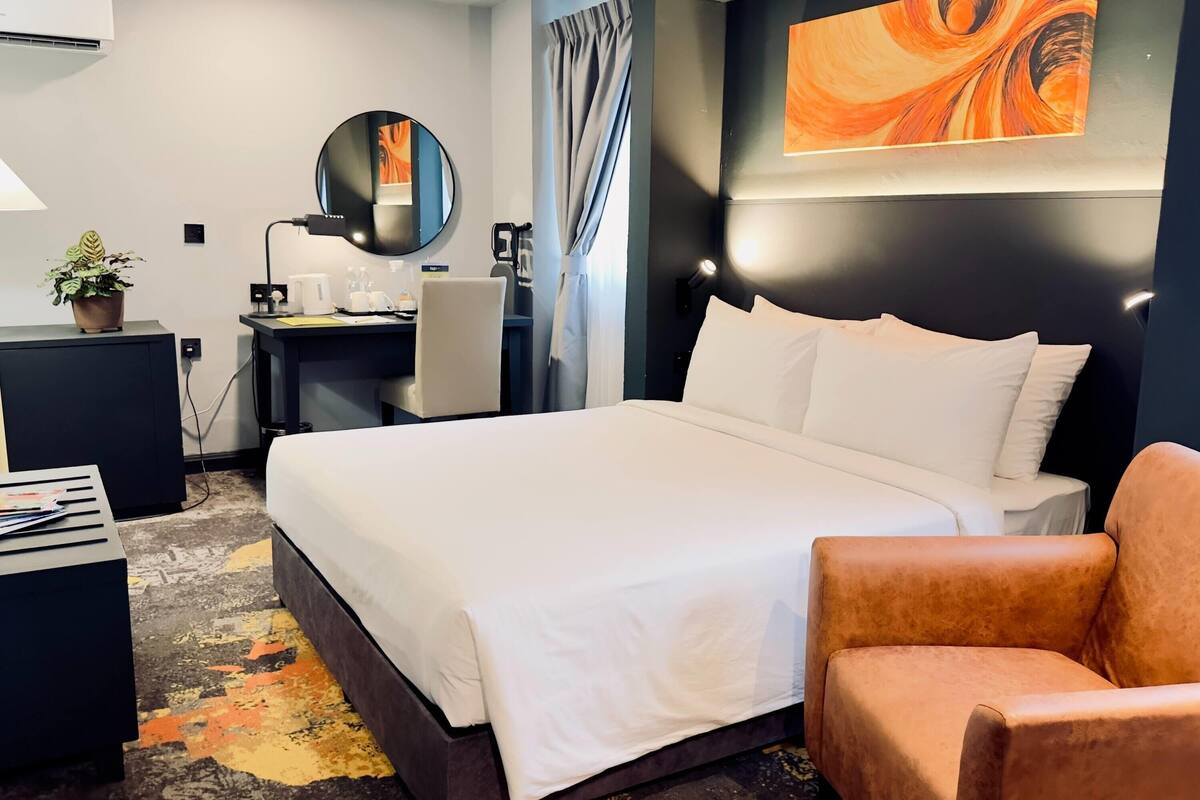 Junior Suite, 1 Queen Bed | Premium bedding, in-room safe, desk, blackout drapes