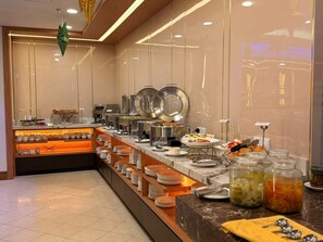 Buffet déjeuner servi tous les jours en supplément
