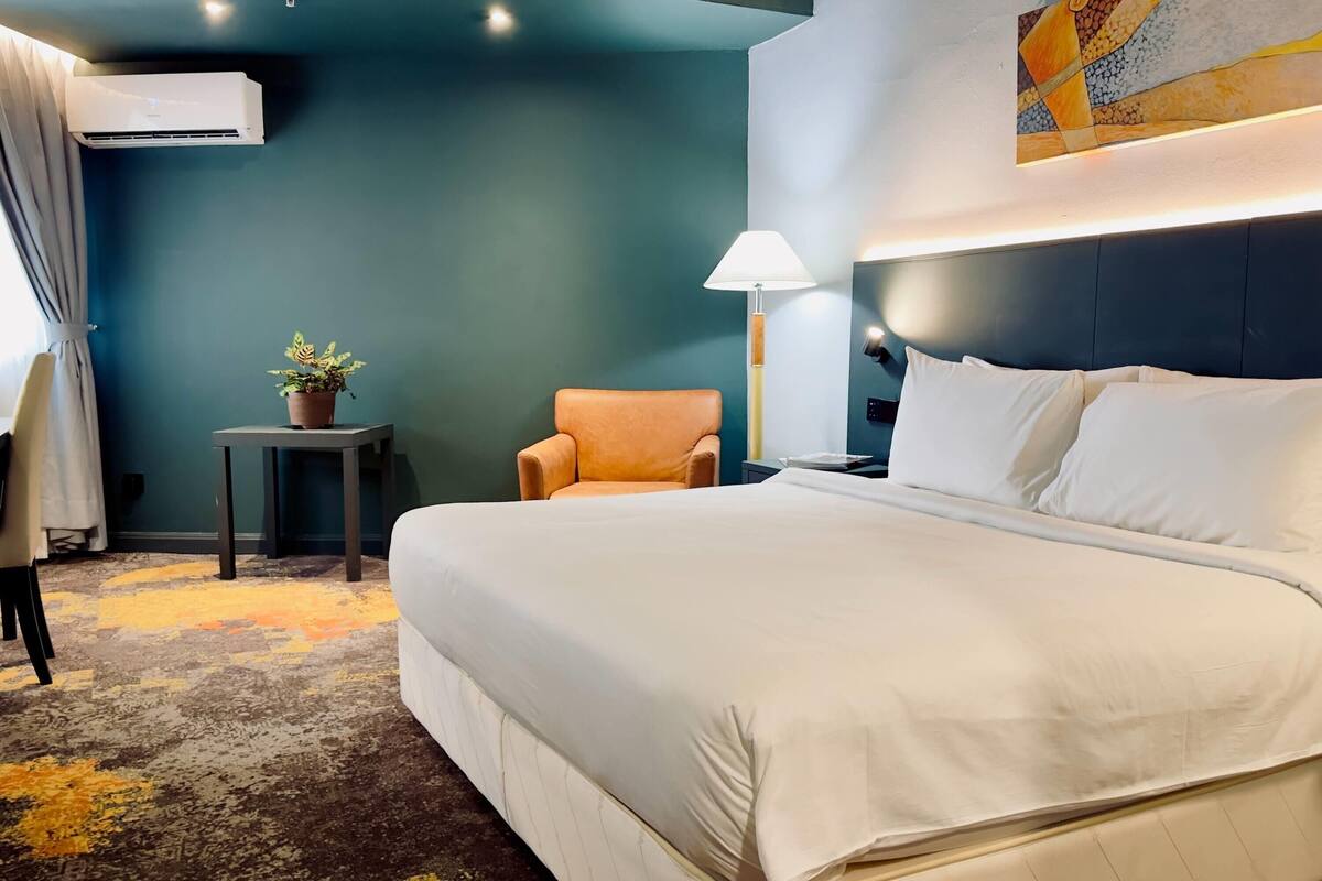 Deluxe Room, 1 King Bed | Premium bedding, in-room safe, desk, blackout drapes