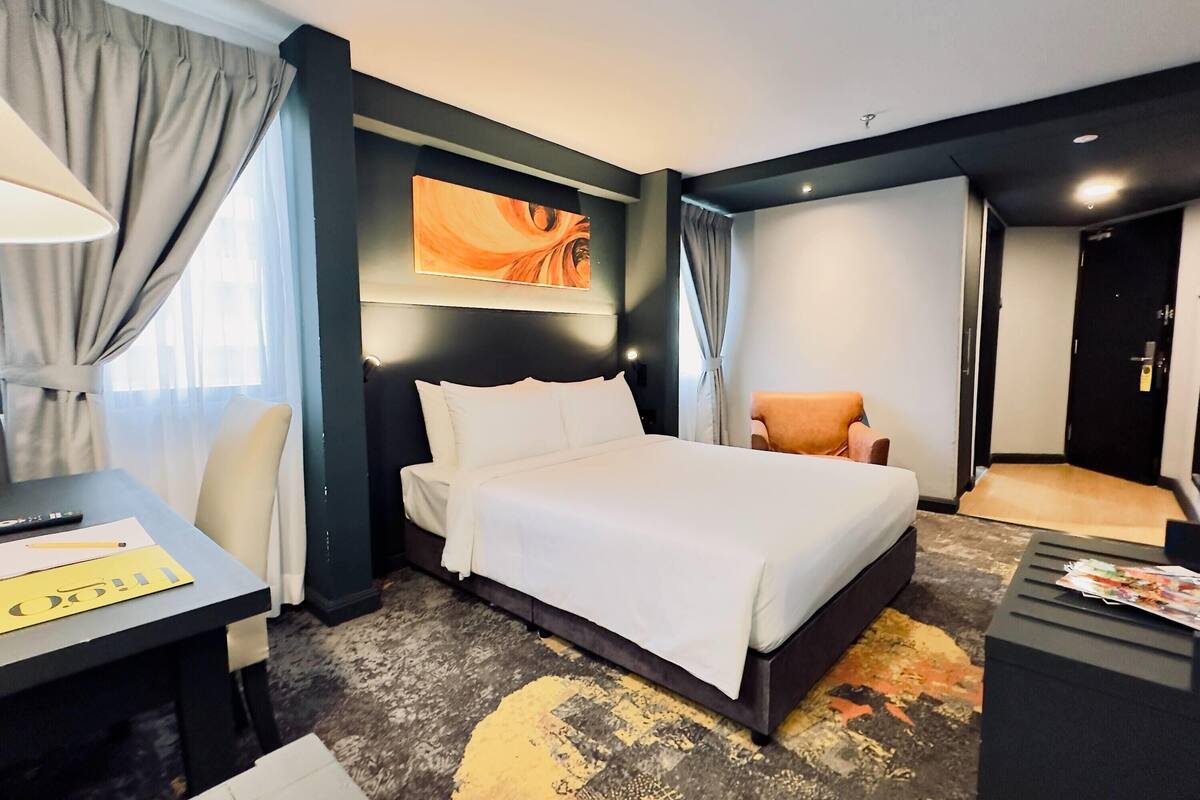 Junior Suite, 1 King Bed | Premium bedding, in-room safe, desk, blackout drapes