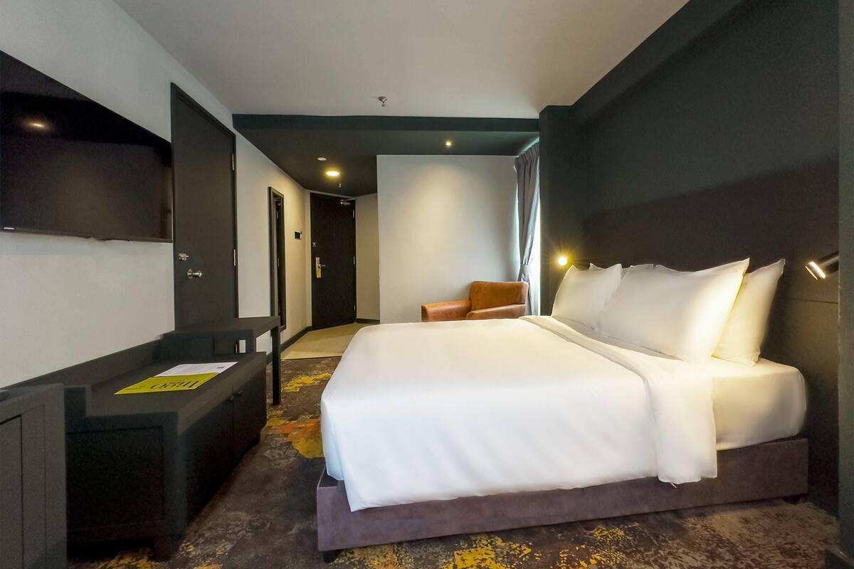 Premier Room, 1 King Bed | Premium bedding, in-room safe, desk, blackout drapes