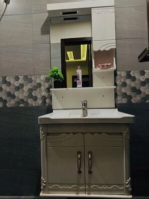 تجهيزات دش، مجففات شعر، مناشف، صابون