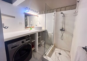 Sèche-cheveux, serviettes fournies, savon, papier toilette