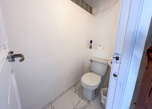 Een haardroger, handdoeken, zeep, toiletpapier