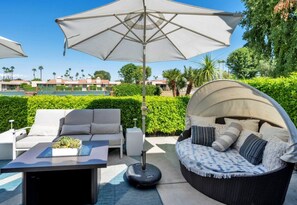 Terrace/patio - Remodeled 3-bedroom heated pool and spa, pickleball, tennis in S. Palm Desert (Palm Desert)