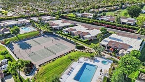 A residential area with multiple houses, a tennis court, and a swimming pool. - Luxury Retreat ✨ Views, Heated Pool+ Spa Baths.♥️smart bidet (Palm Desert)