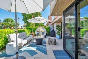 Terrace/patio - Remodeled 3-bedroom heated pool and spa, pickleball, tennis in S. Palm Desert (Palm Desert)