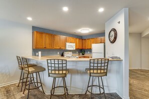 Réfrigérateur, micro-ondes, plaque de cuisson, lave-vaisselle