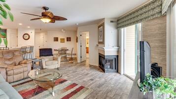 Een televisie en een open haard