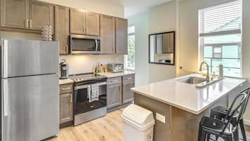 Fridge, microwave, stovetop, dishwasher