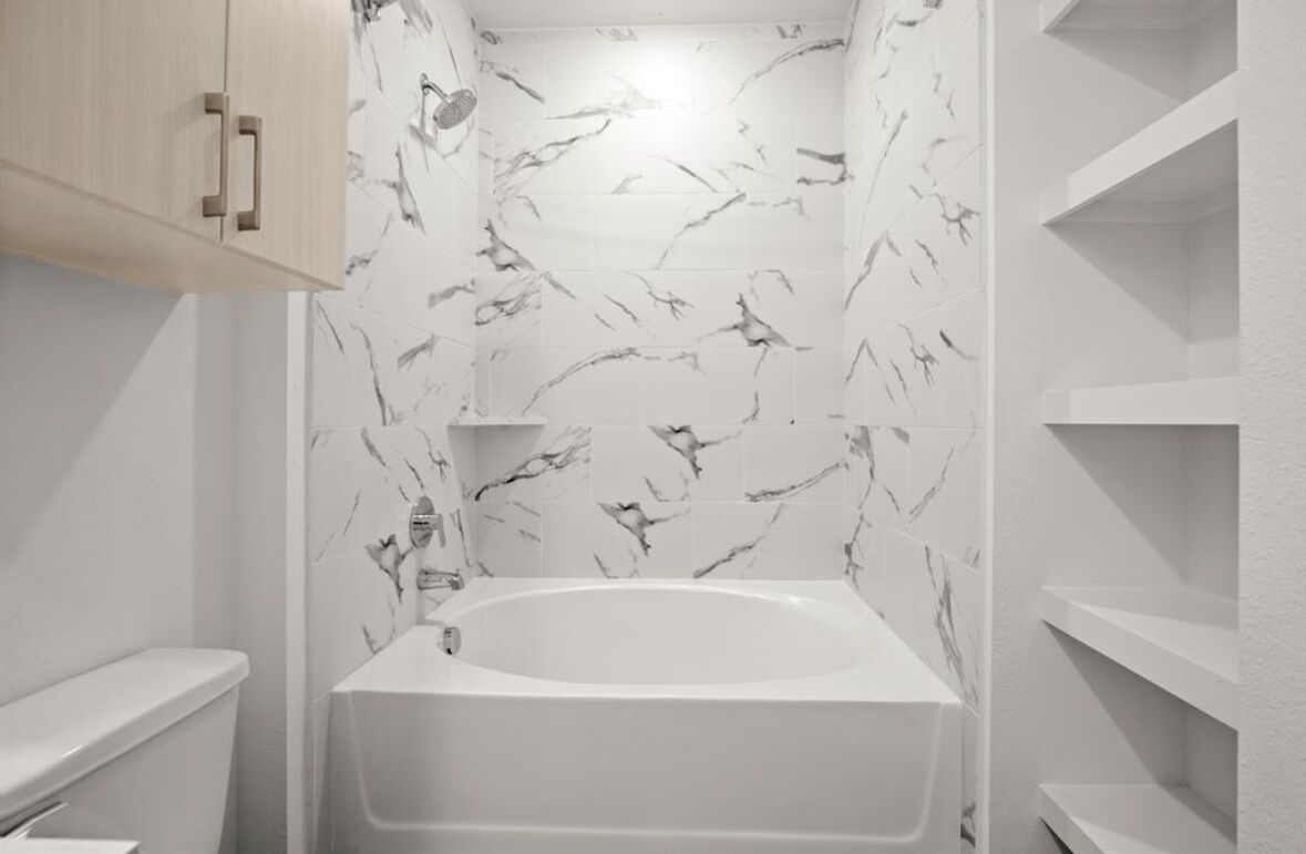 Secadora de cabello, toallas, jabón, papel de baño 