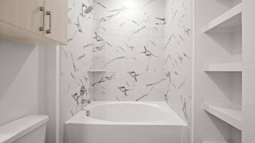 Secadora de cabello, toallas, jabón, papel de baño