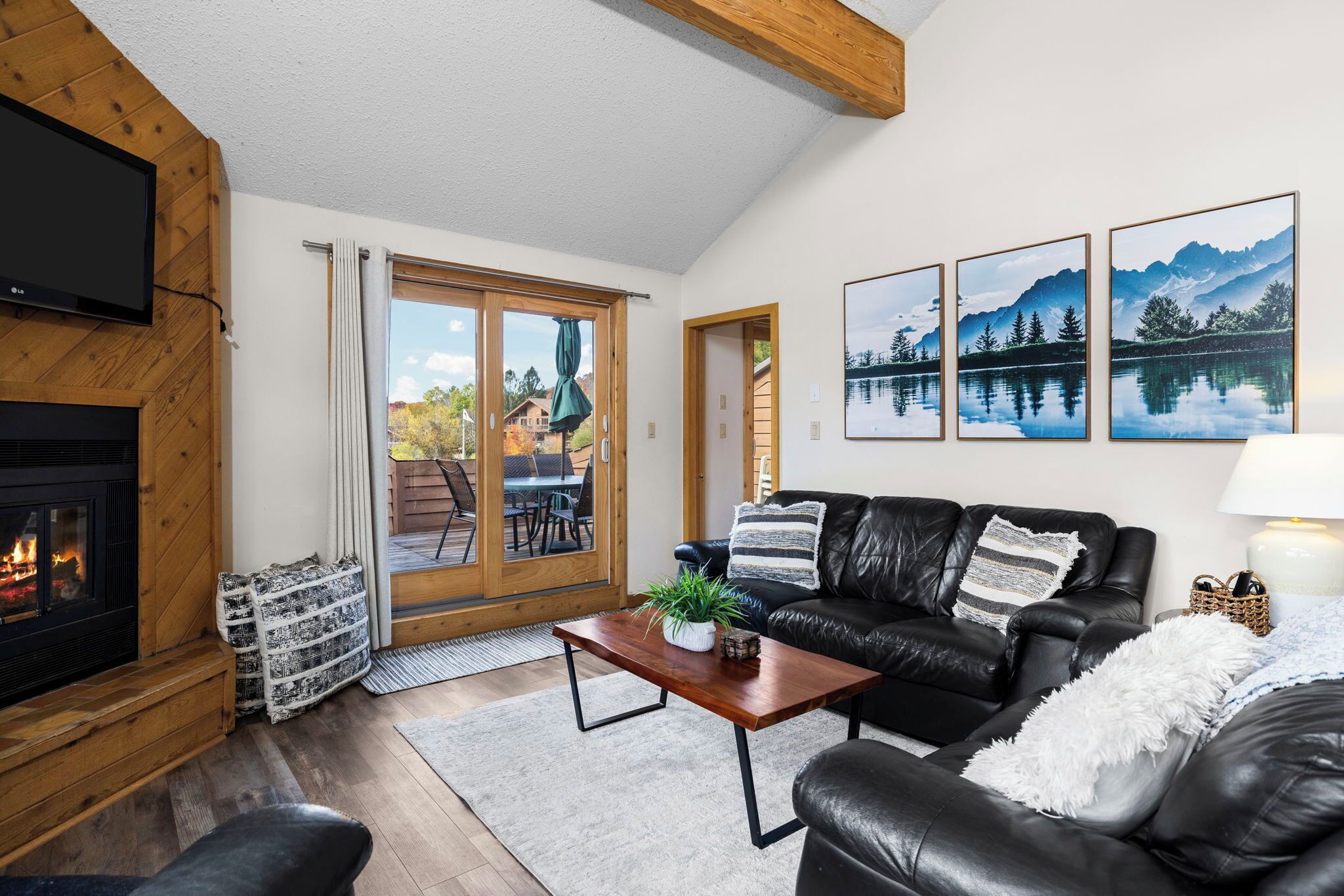 Een televisie en een open haard