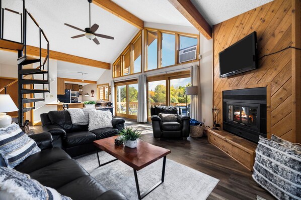 TV, fireplace