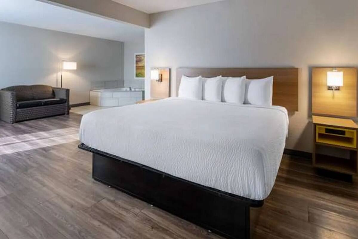 Suite estudio estándar, vista a la ciudad | Escritorio, tabla de planchar con plancha y wifi gratis
