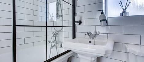 Secadora de cabello, toallas, jabón, papel de baño