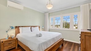 Tabla de planchar con plancha, wifi gratis, ropa de cama