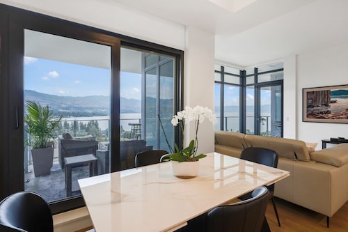 Luxury Penthouse | Lake Views + Pool + Boat Launch