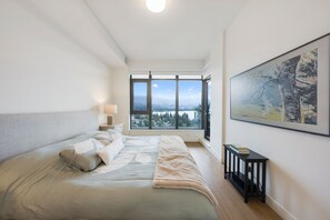 Escritorio, tabla de planchar con plancha y wifi 