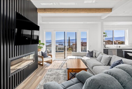 Modern Lakeview Retreat w/ Rooftop & Hot Tub