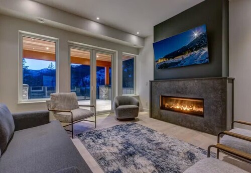 Luxurious 7BR Escape w/ Mountain Views & Privacy
