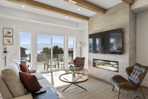 Chic West Kelowna Escape: Hot Tub & Water Views