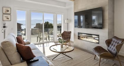 Chic West Kelowna Escape: Hot Tub & Water Views