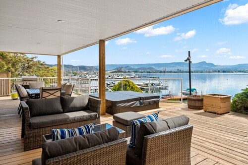 Serene Lakefront Haven: 4BR, Hot Tub & Private Beach