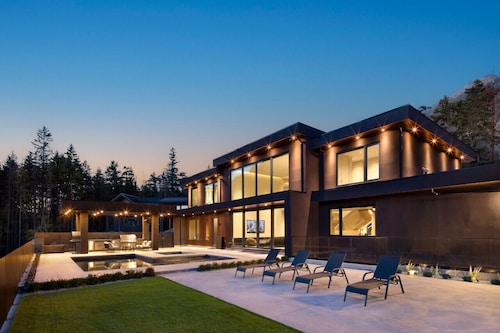 ★Modern 7 Bedroom Family Retreat w/Pool, Sauna & Mountain Views★