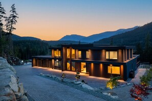 Exterior - ★Modern 7 Bedroom Family Retreat w/Pool, Sauna & Mountain Views★ (Whistler)